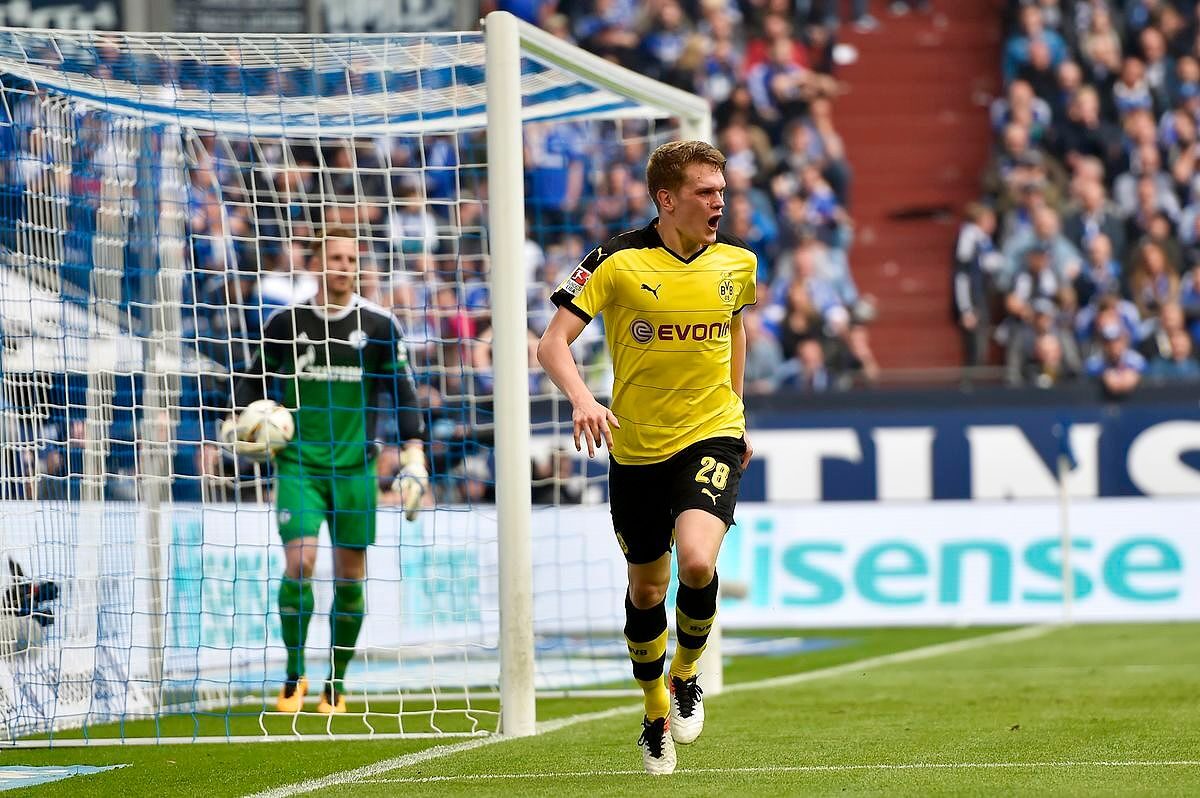 Matthias Ginter trong trận đấu với Borussia Dortmund