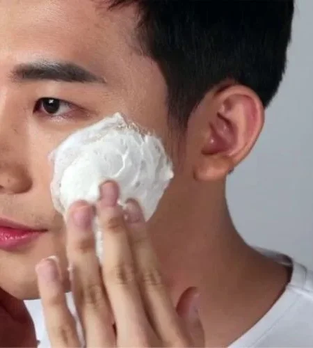Sữa rửa mặt tốt cho nam có da sạm màu
