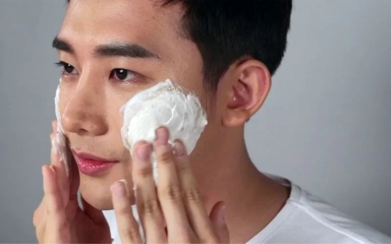 Sữa rửa mặt tốt cho nam có da sạm màu